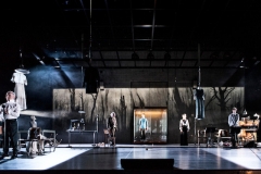 Schaubuehne am Lehniner Platz. ‚ÄòUNGEDULD DES HERZENS‚Äô, von Stefan Zweig. Regie: Simon McBurney, Buehne: Anna Fleischle, Kostueme: Holly Waddington, Musik: Pete Malkin, Benjamin Grant, Video: Will Duke. Mit: Robert Beyer, Marie Burchard, Johannes Flaschberger, Christoph Gawenda, Moritz Gottwald, Laurenz Laufenberg, Eva Meckbach. (c) Anna Fleischle